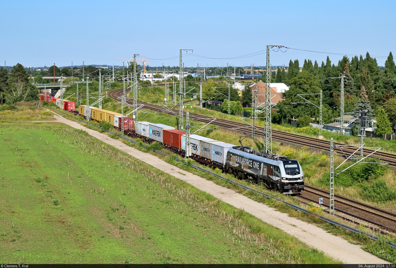 Öfter im Sommer gesichtet wurden von Norden kommende Containerzüge zum Hafen Halle-Trotha. Anfang August gelang beiläufig ein eigenes Foto dieser Leistung mit 2019 302-9 (Stadler Euro 9000) an der Spitze. Im Hintergrund kommt noch eine S-Bahn von Bitterfeld angefahren.
Der Auslöser klickte von der Brücke der Osttangente über den Birkhahnweg in Halle (Saale).

🧰 European Loc Pool AG (ELP), vermietet an Rail Force One B.V.
🕓 6.8.2024 | 17:10 Uhr