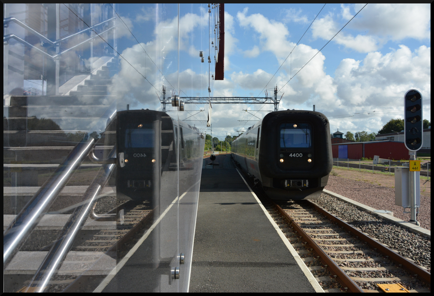  Paralleleinfahrt  des Öresundståg X31K/ET 4400 am 11.08.2024 in den Bahnhof Ängelholm auf Gleis 3. 