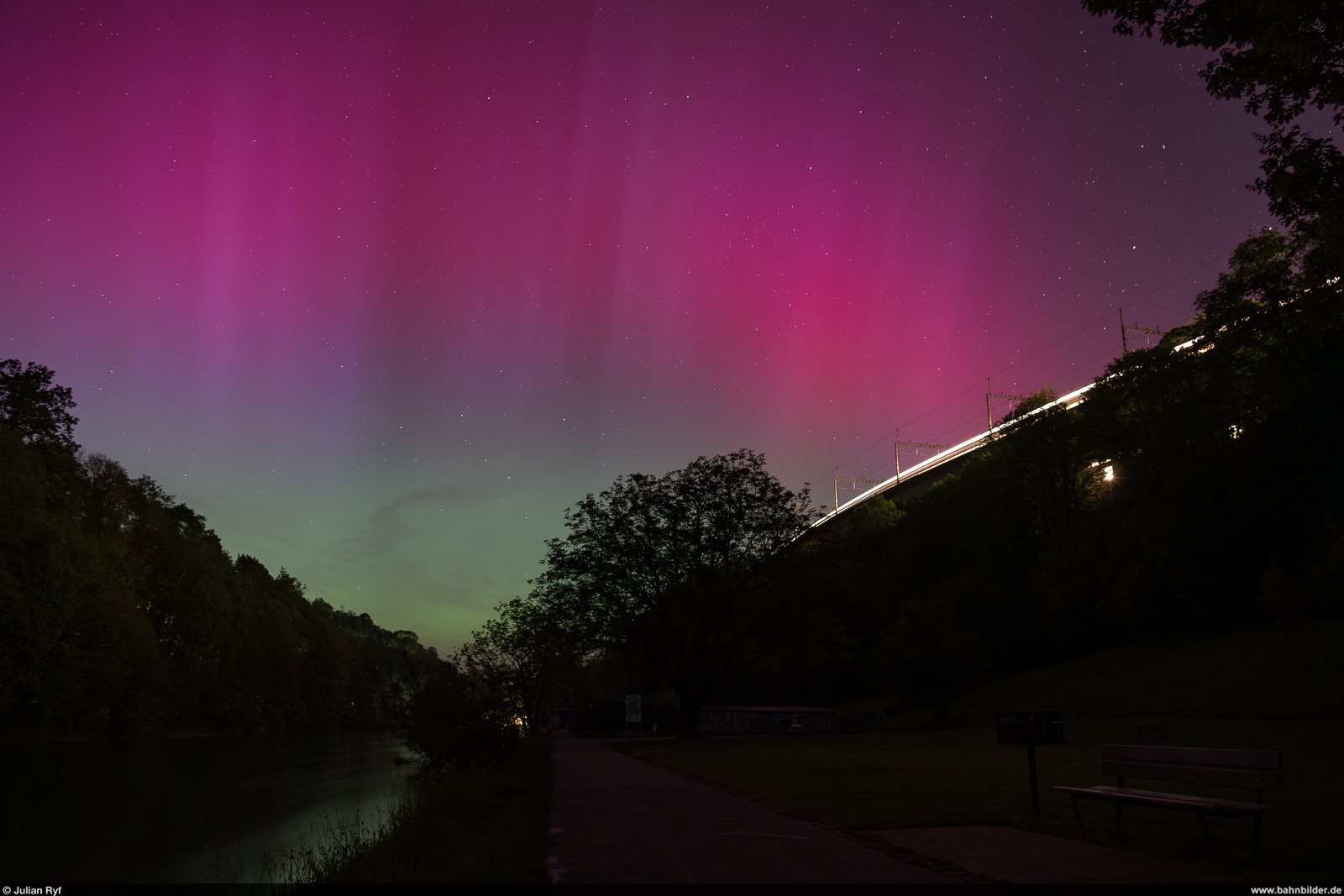 Polarlichter über Bern, 11. Mai 2024<br>
An der Aare in der Berner Lorraine. Auf dem Lorraineviadukt fährt ein IC2000 der SBB vorbei.