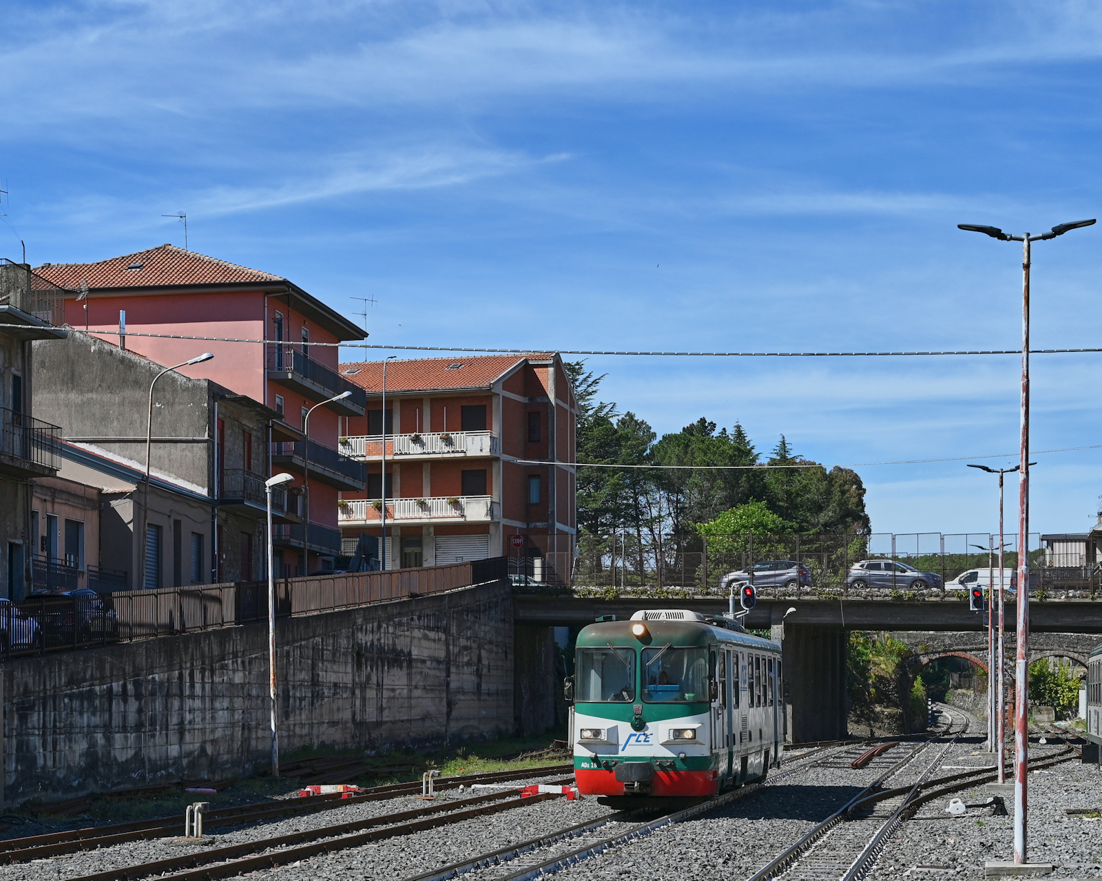 Randazzo ist der Zielbahnhof von Zug Nr. 7 der Ferrovia Circumetnea. ADE 18 kam am 06.05.2024 aus Catania und fuhr gerade in den Zielbahnhof ein. 