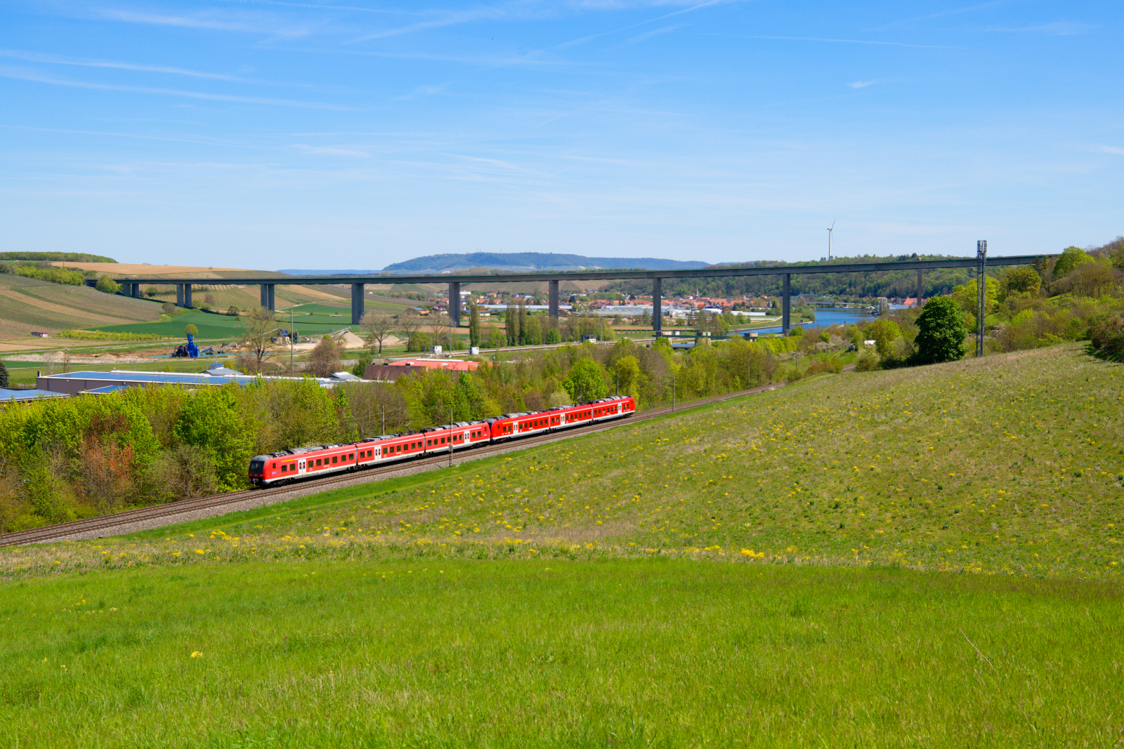 RB 58114 (Treuchtlingen - Würzburg Hbf) bei Marktbreit, 09.05.2021