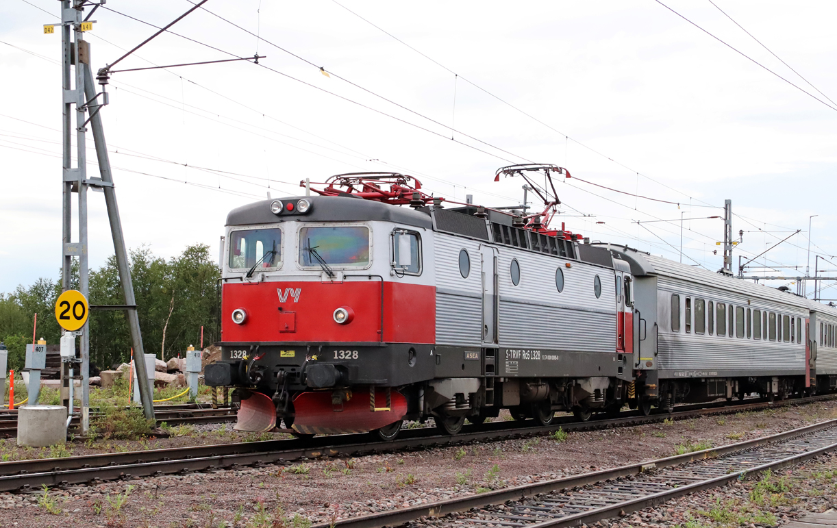 Rc6 1328 fährt mit dem Regionalzug von Lulea nach Narvik in Kiruna ein. Kiruna, 12.8.2024