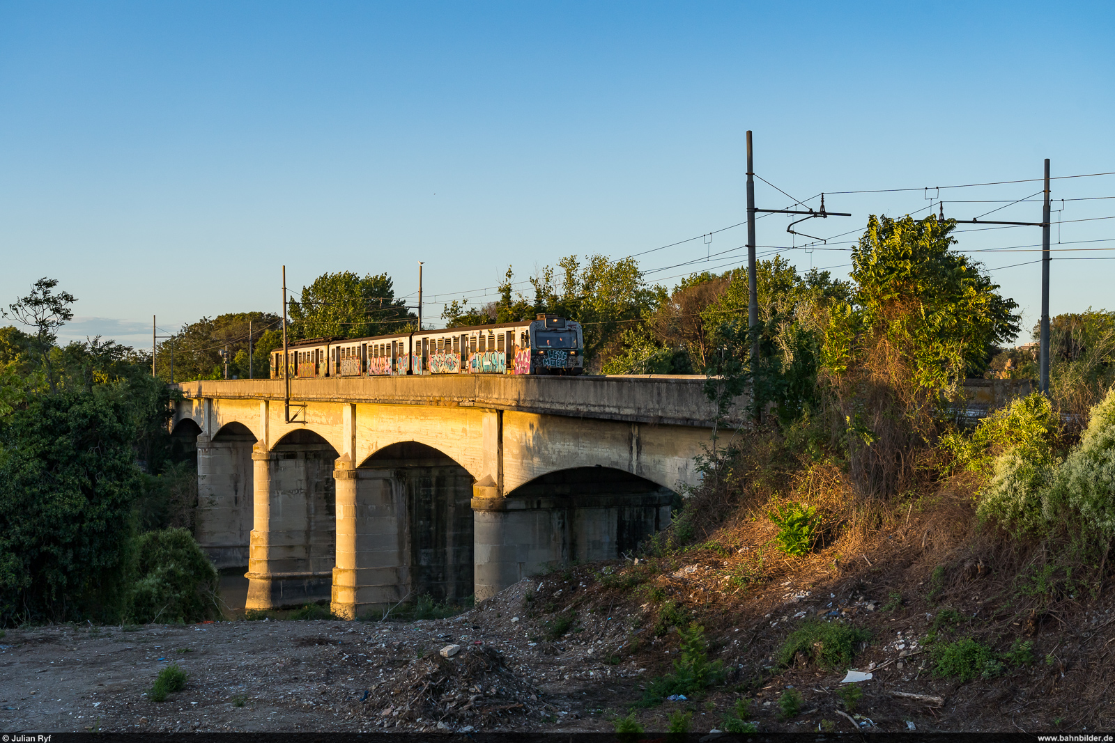 RCV Firema E84 / Tiberbrücke Roma Monte Antenne, 10. September 2024<br>
Urbano Montebello - Piazzale Flaminio<br>
Die Züge der Ferrovia Roma-Civita Castellana-Viterbo sind leider alle versprayt.