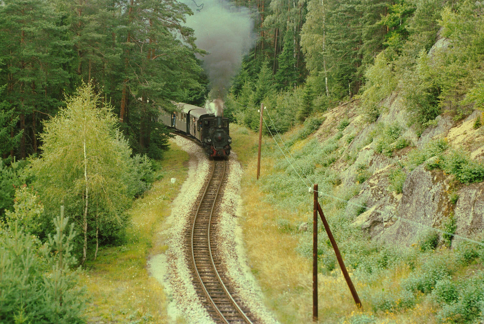 Regulärer Dampfzug der Waldviertelbahn, Ort leider unbekannt.
Datum: 20.08.1984