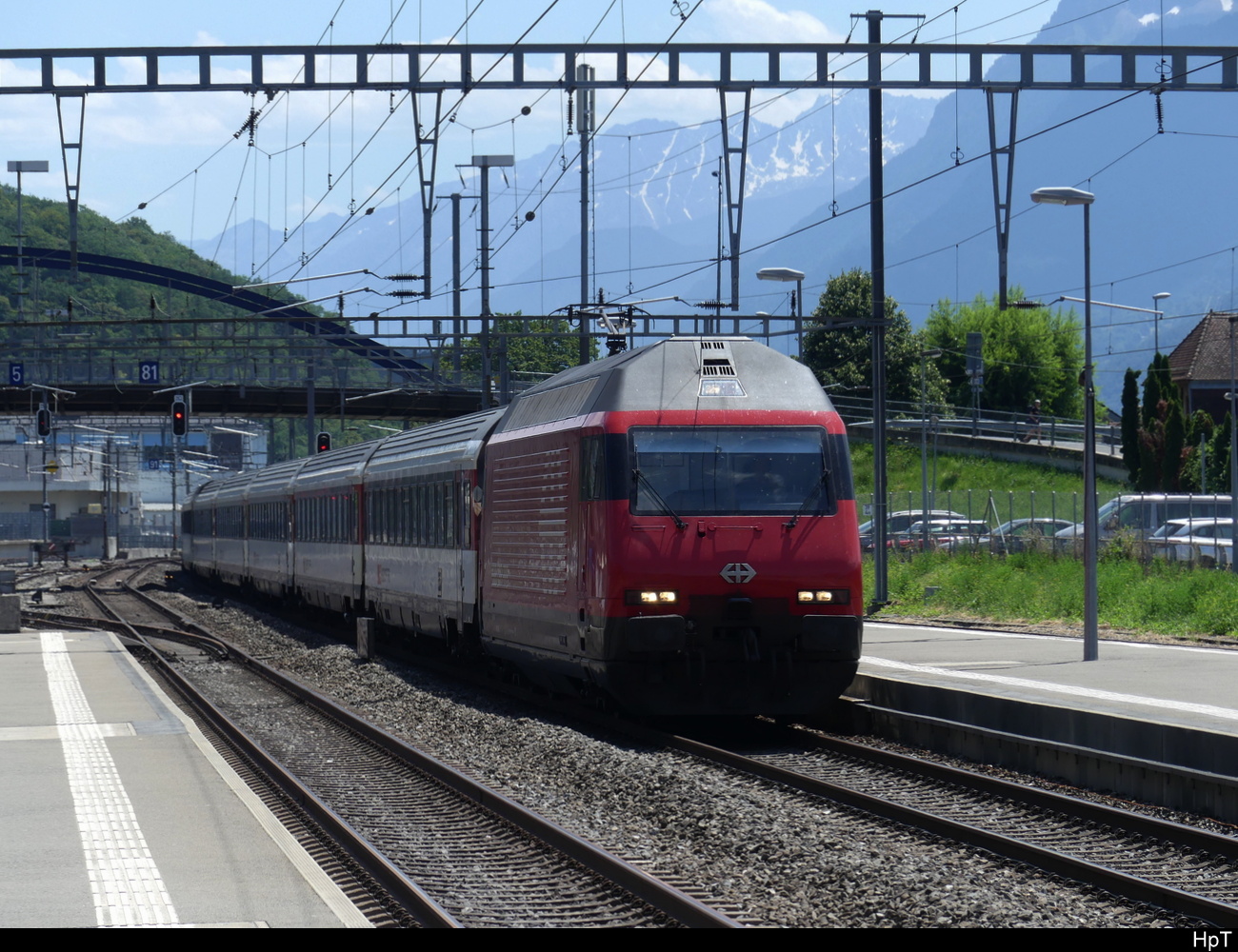 SBB - 460 005-2 mit Zug bei der einfahrt im Bh. Aigle am 09.07.2023