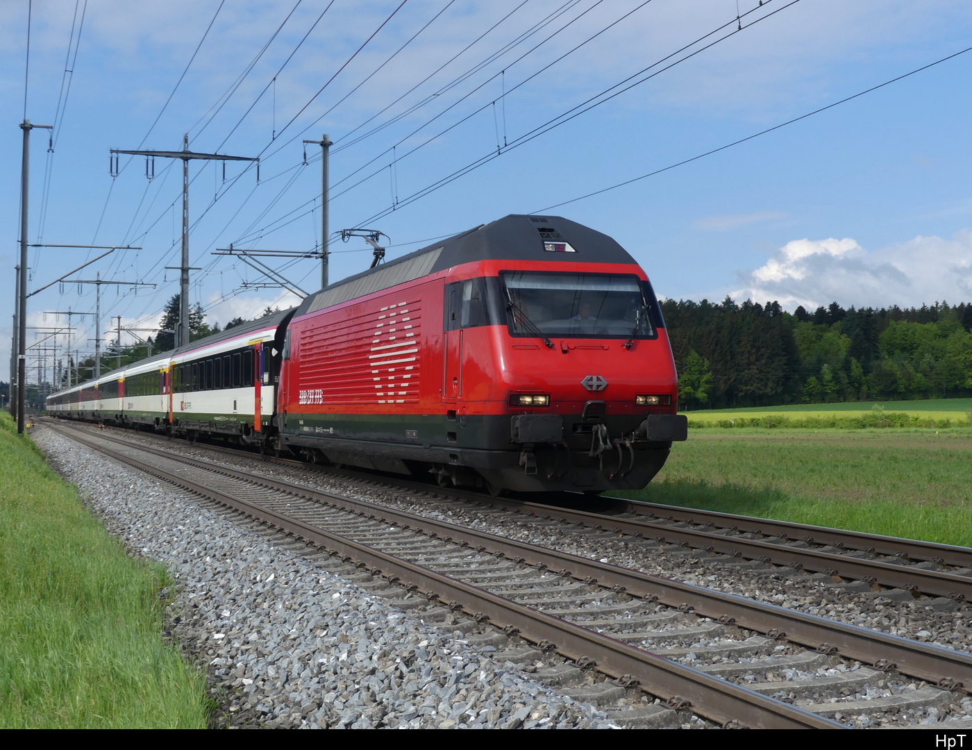 SBB - 460 065-6 mit leeren Personenwagen unterwegs bei Lyssach am 2024.05.08