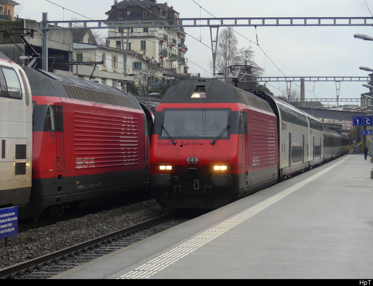 SBB - 460 067-2 mit IR bei der einfahrt im Bhf. Montreux am 2024.12.14