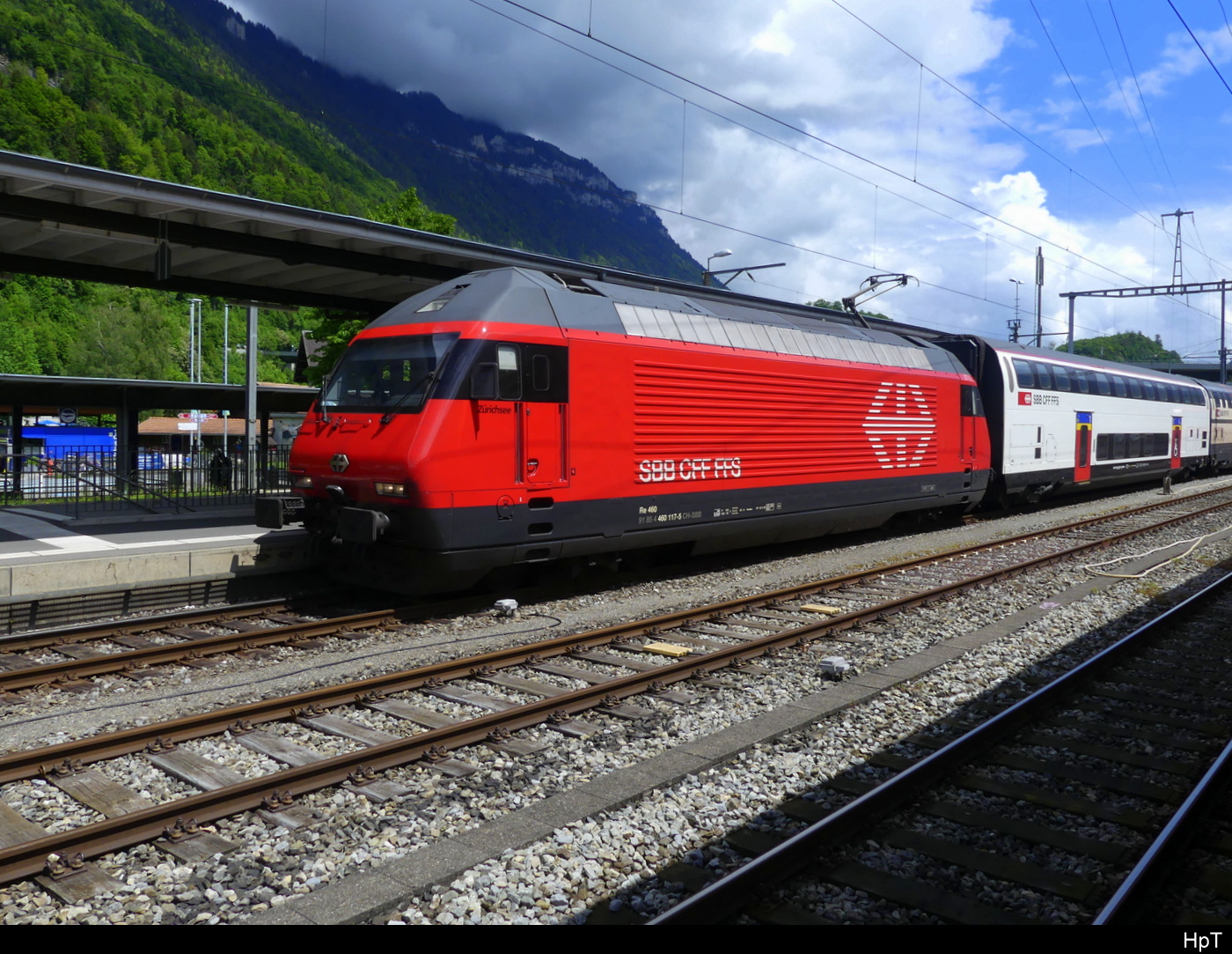 SBB - 460 117-5 mit IR im Bhf. Interlaken Ost am 2025.05.25