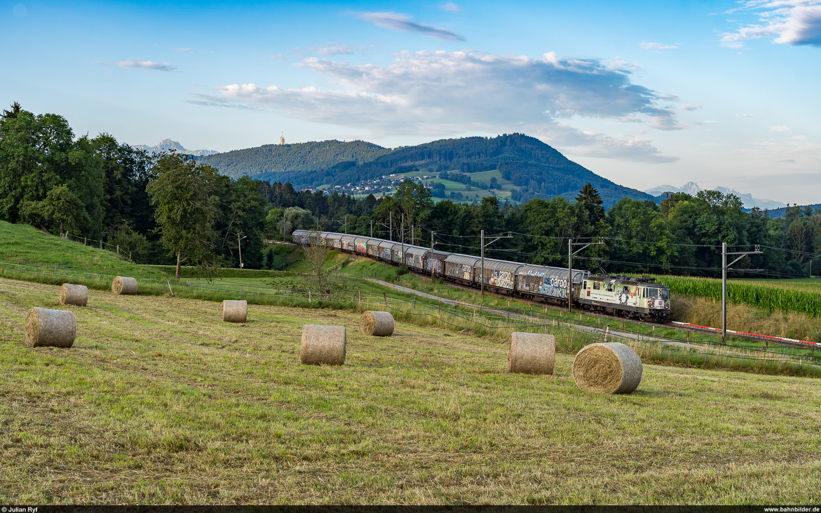 SBB Cargo Re 420 257 / Palézieux, 27. Juli 2024<br>
WLV-Zug 50321 Lausanne-Triage - Estavayer-le-Lac.<br>
Aufgrund von Bauarbeiten in Chavornay wurde der Zug an diesem Samstag durch das Broyetal umgeleitet.