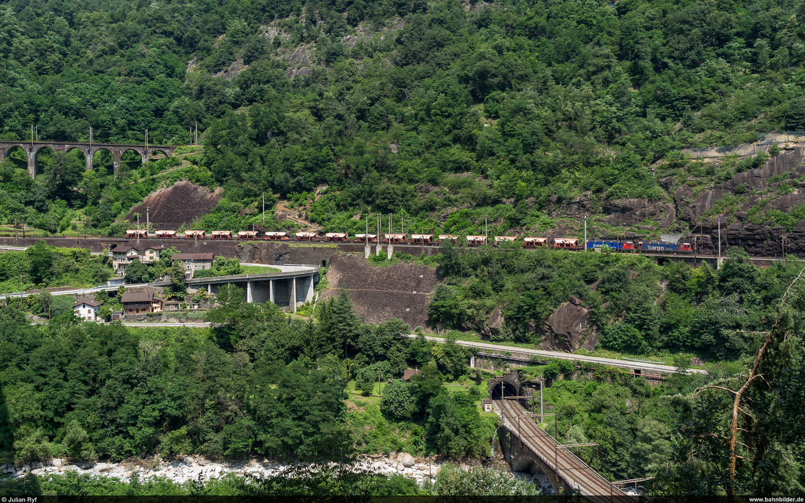 SBB Cargo Re 620 007 & 016 / Giornico Biaschina, 18. Juli 2024<br>
Kieszug 67787 Hüntwangen-Wil - Bodio