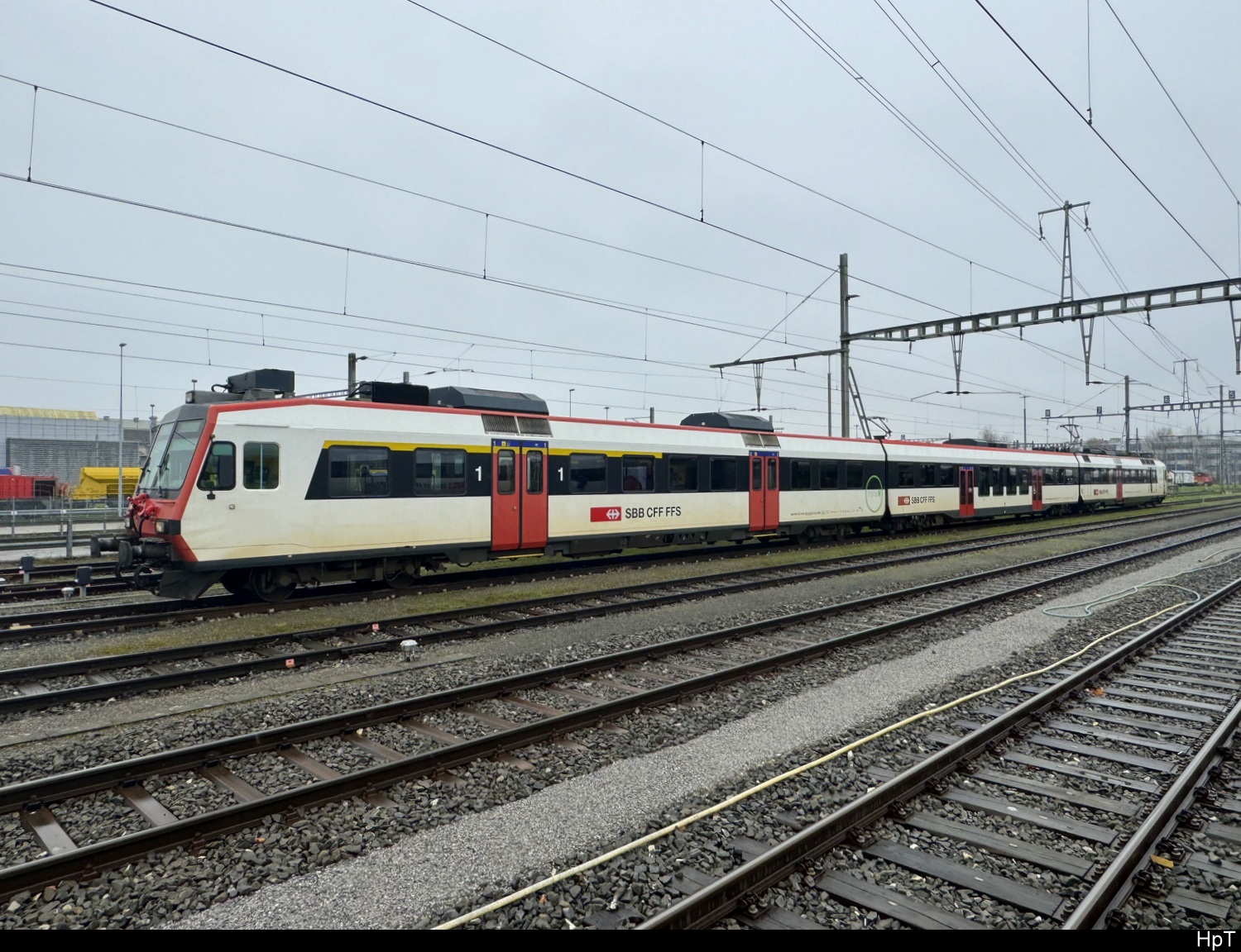 SBB - Domino Pendel an der Spitze der ABt  50 85 39-43 835-0 abgestellt im Bhf. Areal von Yverdon am 2024.12.14