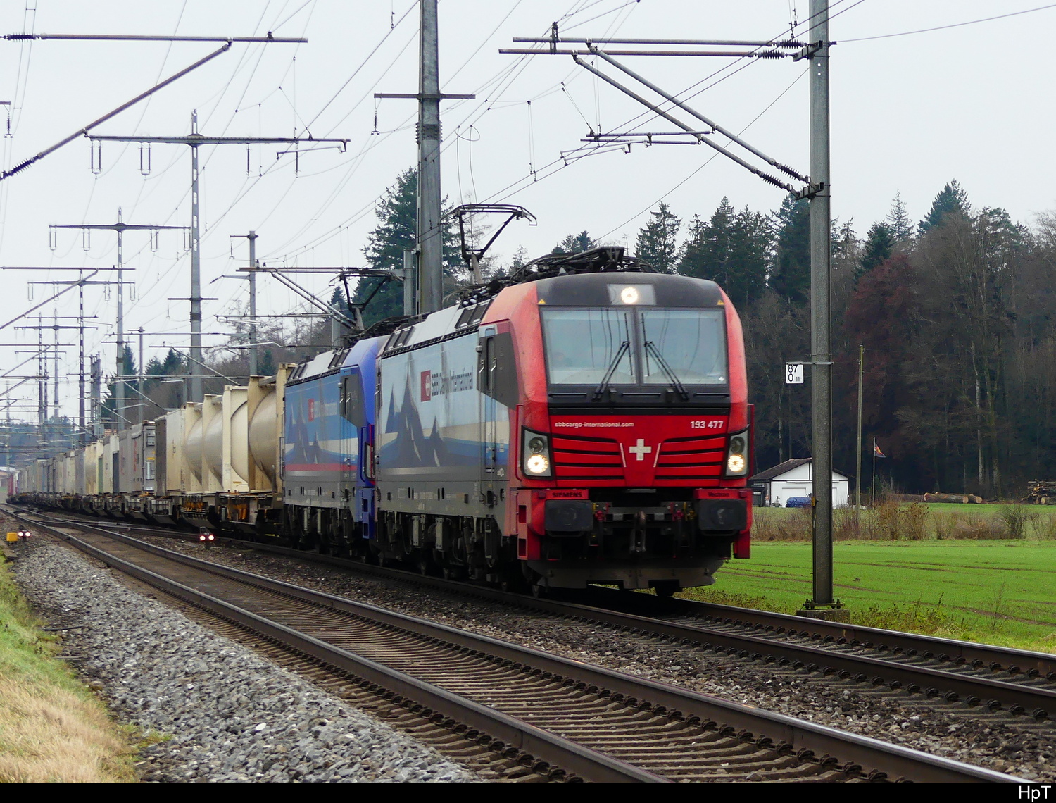 SBB - Loks 193 477 + 193 534 mit Güterzug unterwegs bei Lyssach am 2024.12.11