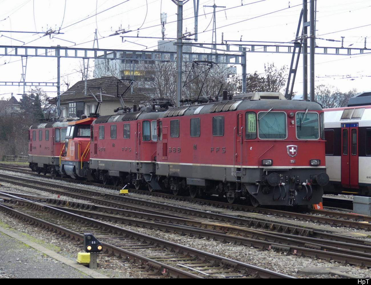 SBB - Loks 420 121 + 420 158 + 922 007 + 420 152 abgestellt im Bahnhof von Biel am 18.12.2022