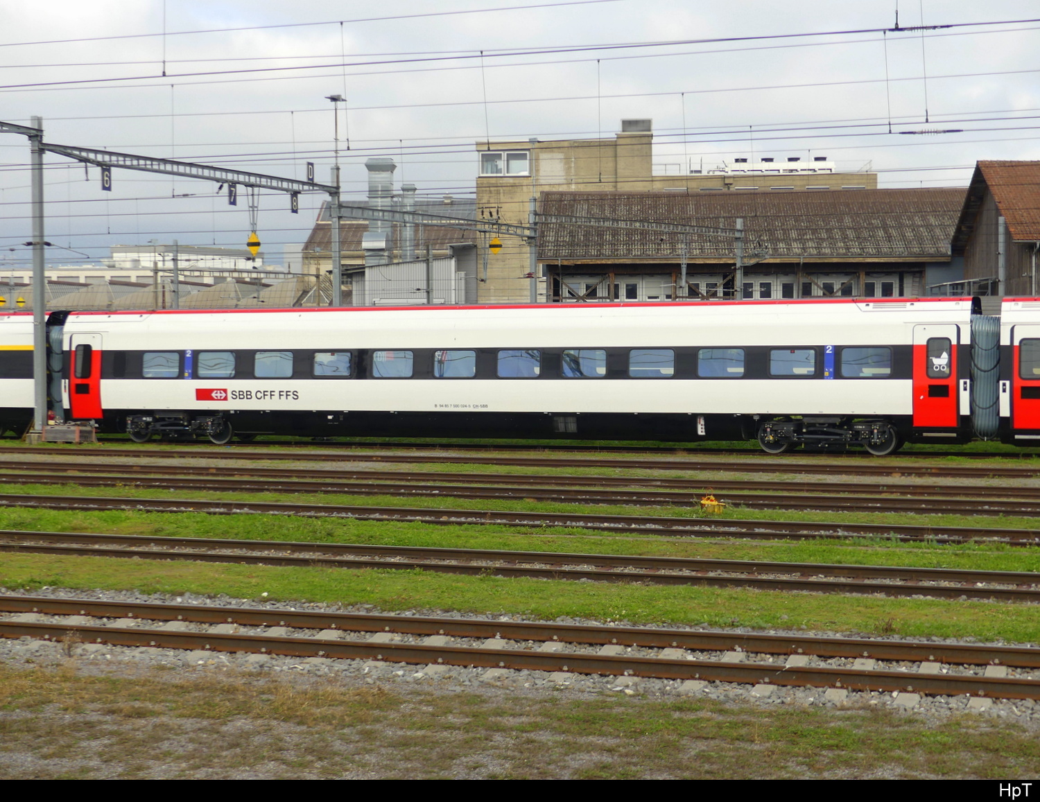 SBB - Personenwagen des ICN - 024 .. 2 Kl. B 94 85 7 500 024-5 in den Neuen Farben abgestellt im SBB Werkstätteareal in Yverdon am 2024.11.30 ... Standort des Fotografen auf dem Perron 2 des Bhf. Yverdon