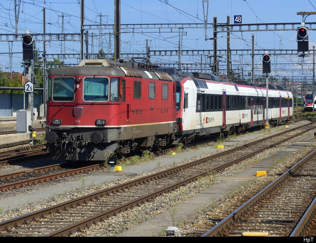 SBB - Re 4/4  420 149 und RBDe 4/4  560 233 + B + ABt abgestellt im Bhf. Biel am 2024.08.11