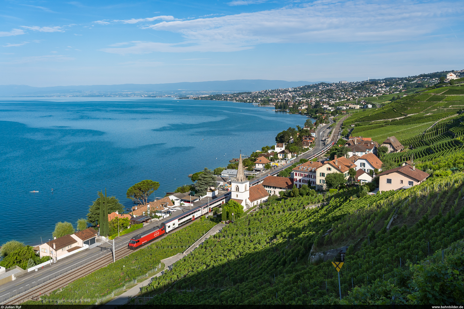 SBB Re 460 / Villette VD, 27. Juli 2024<br>
IR Lausanne - Brig<br>
Zwei störende Baukräne wurden digital entfernt.