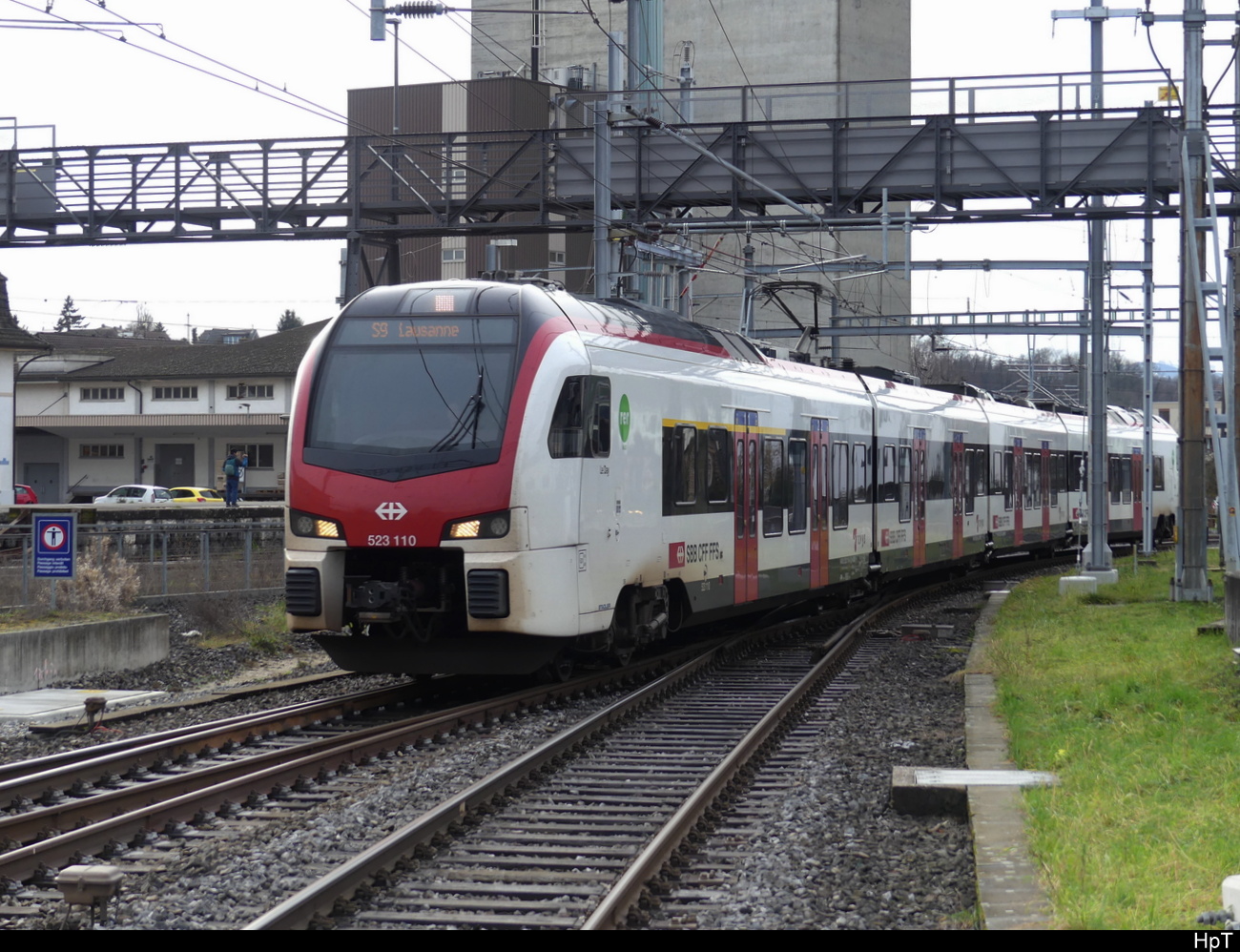 SBB - Regio von Lausanne nach Kerzers bei der einfahrt der RABe 523 110 im Bhf. Kerzers am 14.01.2023.. Standort des Fotografen auf dem Perron 