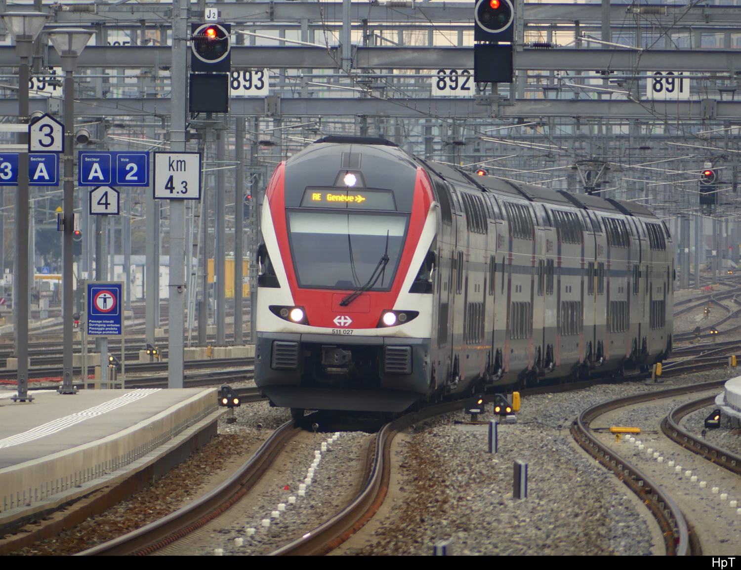 SBB - Triebzug RABe 511 027 bei der einfahrt im Bhf. Renens am 2024.11.30