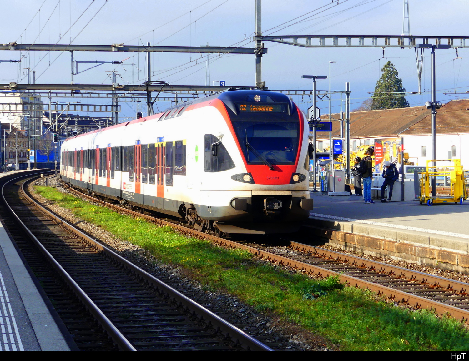 SBB - Triebzug RABe 523 031 bei der einfahrt im Bhf. Yverdon am 2024.11.30