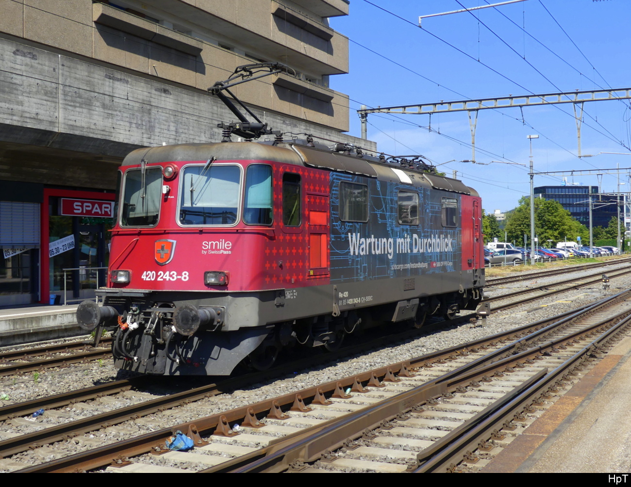 SBB - Werbelok 420 243 im Bhf. Dietikon unterwegs am 2024.08.14