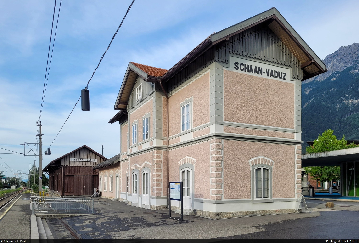 Schaan-Vaduz, zentraler Bahnhof des Fürstentums Liechtenstein. Zu sehen von der Bahnsteigseite sind das Empfangsgebäude und der ehemalige Güterschuppen.

🕓 31.7.2024 | 8:48 Uhr