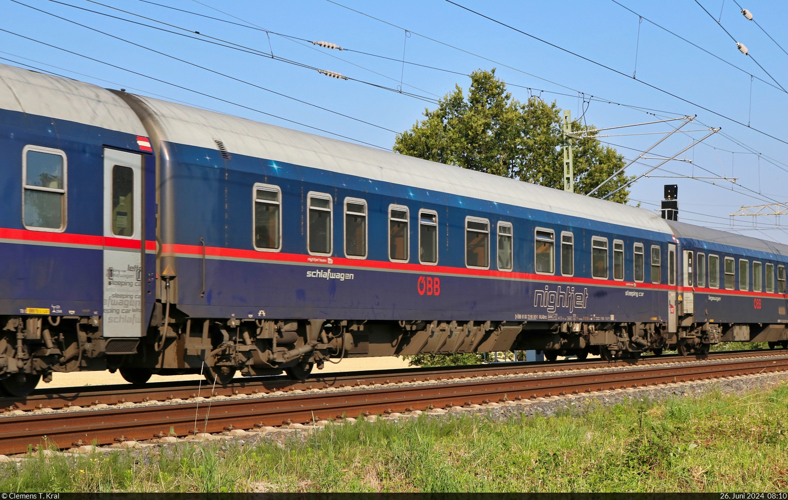 Schlafwagen mit der Bezeichnung  WLABmz  (61 80 72-90 001-1 D-ÖBB), eingereiht im umgeleiteten Nightjet (Paris–)Strasbourg–Berlin und aufgenommen in der Saaleaue zwischen Angersdorf und Halle-Wörmlitz.

🧰 ÖBB | SNCF | DB Fernverkehr
🚝 NJ 425 Bruxelles Midi (B)–Berlin Hbf (D) / NJ 40469 Strasbourg (F)–Berlin Hbf (D) [+40]
🕓 26.6.2024 | 8:10 Uhr