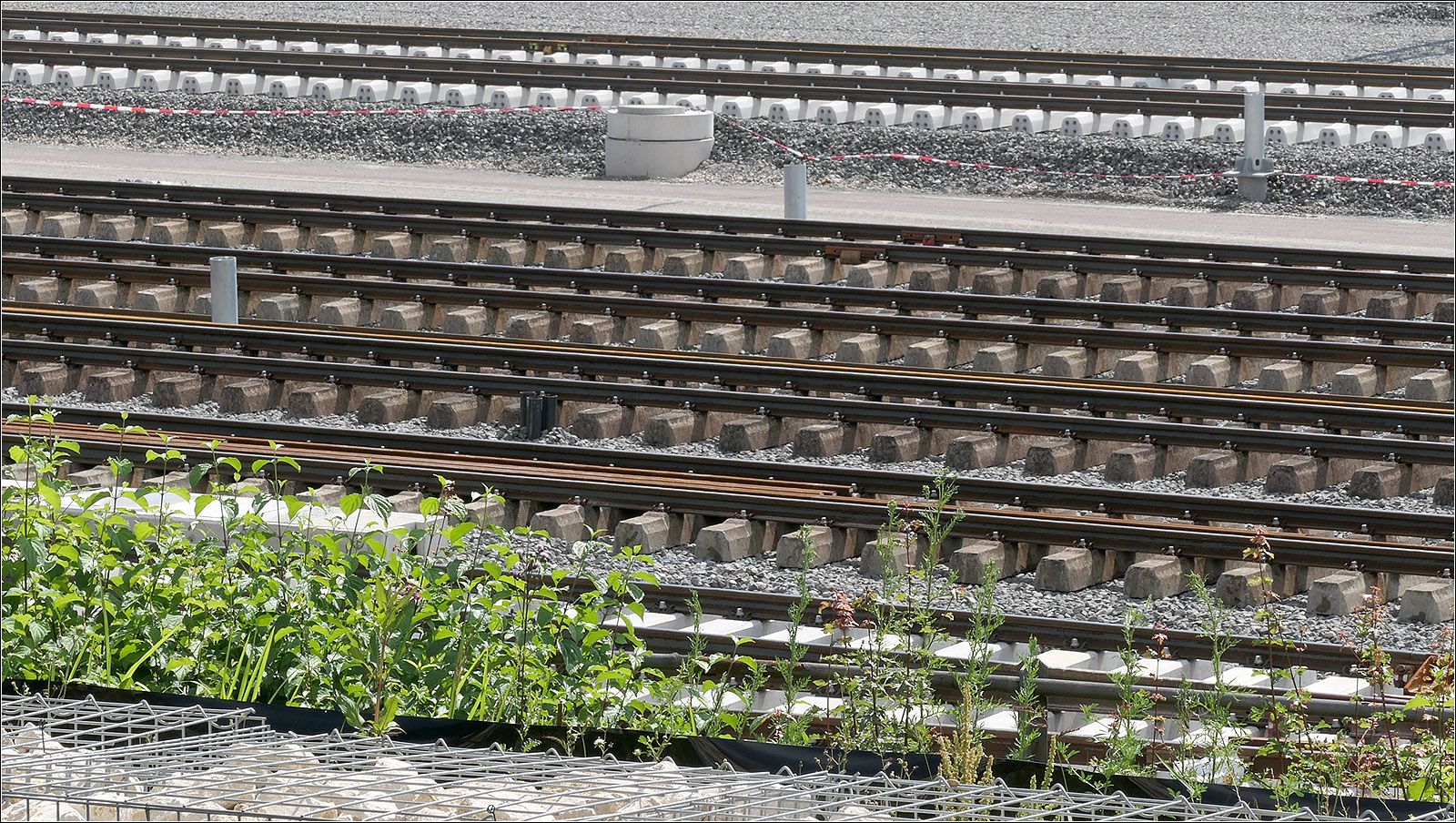 Schwellen und Gleise - 

... werden derzeit im neuen Abstellbahnhof in Stuttgart-Untertürkeim verlegt. Mir scheint es fast so als würden 'gebrauchte' Betonschwellen bei den Abstellgleisen verwendet, während bei den vermutlich den Zufahrtsgleise neu verlegt werden.

Einen guten Einblick hat man von der parallel führenden Stadtbahntrasse der U13, hier an der Haltestelle Blick. Bleibt zu Hoffen, dass dies auch noch möglich ist, wenn der Abstellbahnhof in Betrieb ist,

10.07.2024 (M) 