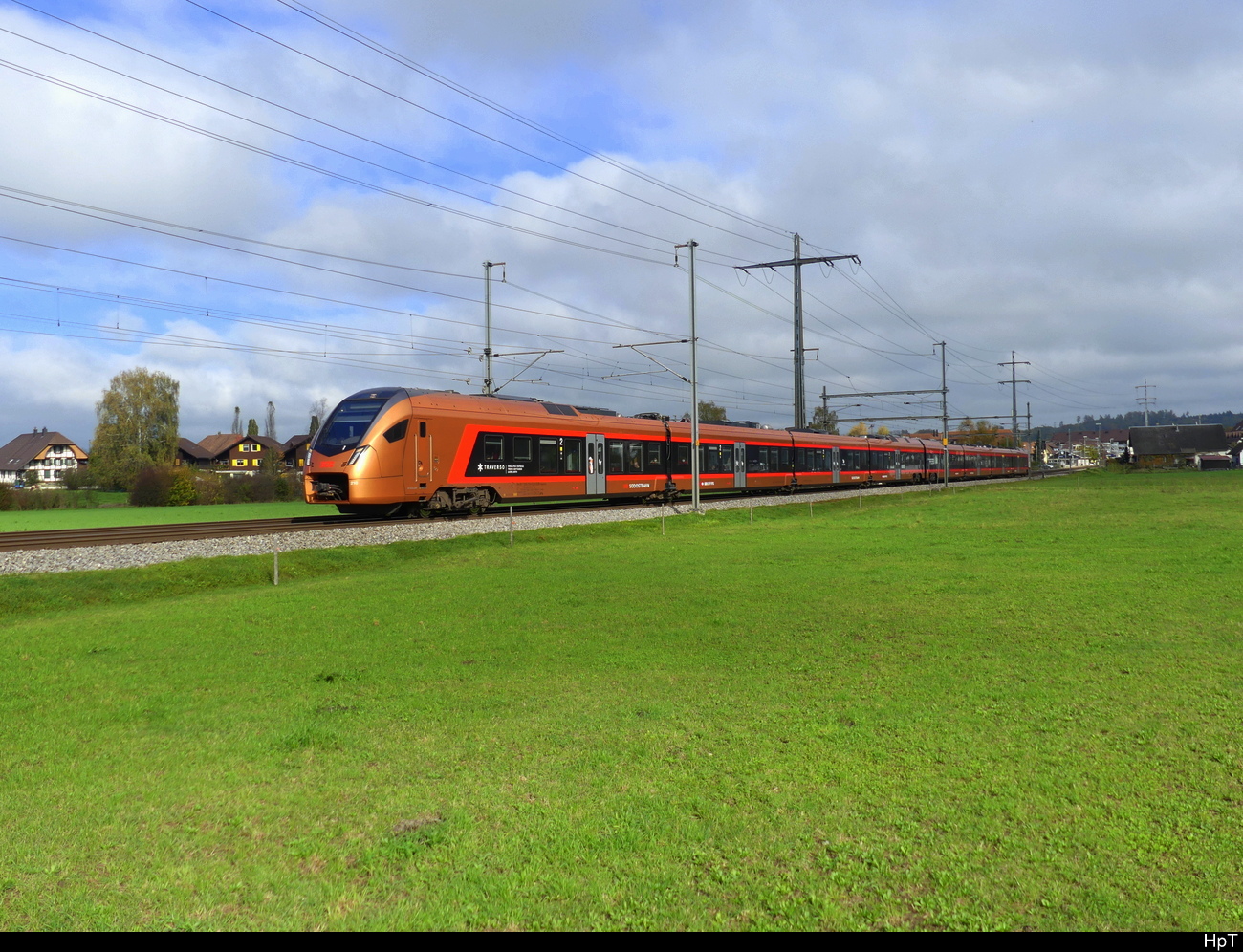 SOB - Triebzug RABe 526 210 / 562 110 unterwegs bei Lyssach am 25.10.2022