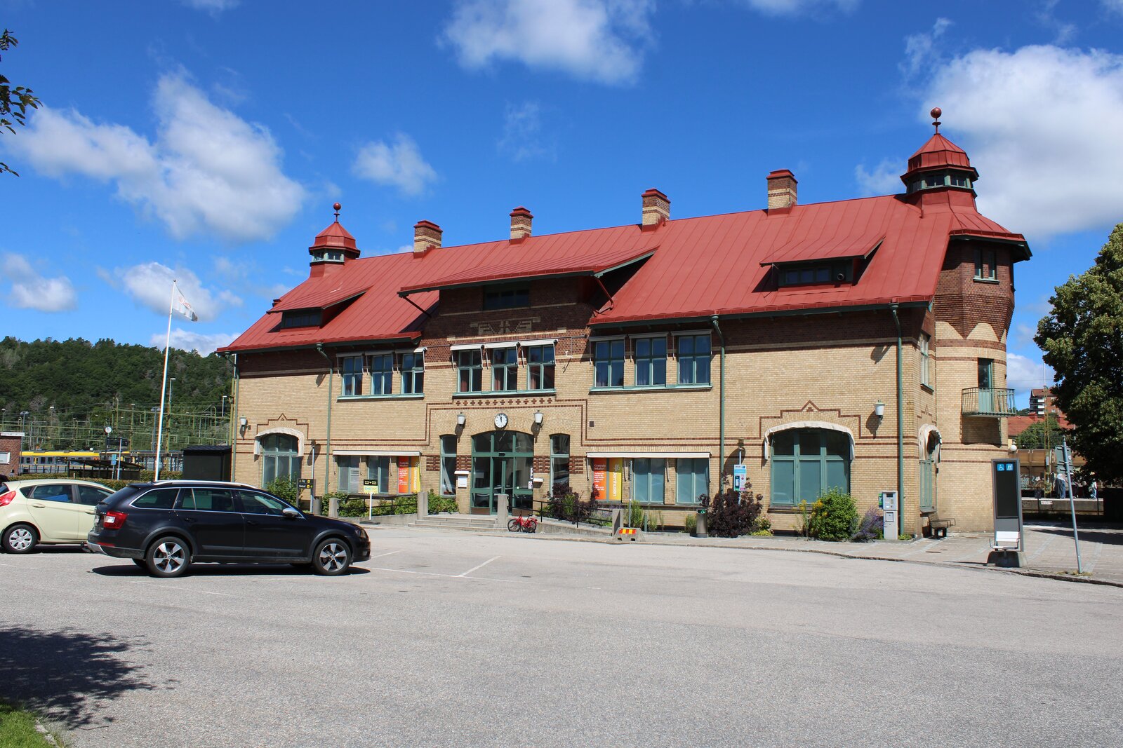 Sommerferien in Schweden. Da wurde natürlich auch ein Tag für die Bahn eingelegt. Das Bahnhofgebäude von Uddevalla ist hier von der Strassenseite her aufgenommen.

Uddevalla C, 20.07.2023