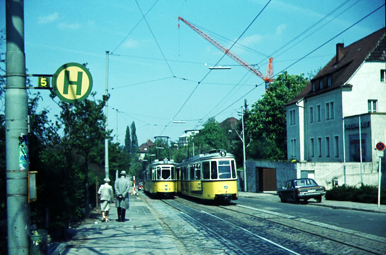 SSB Stuttgart__5er und 10er begegnen sich bei der Haltestelle 'Bubenbad'. Ein ungewöhnliches Ereignis.__13-05-1973