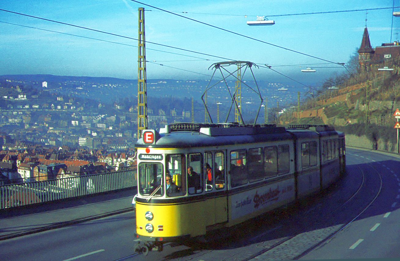 SSB Stuttgart__E-Wagen__DoT4 924 mit B2 als E-Wagen nach Möhringen auf der Neuen Weinsteige an der Haltestelle 'Altenbergstaffel'.__14-12-1974 