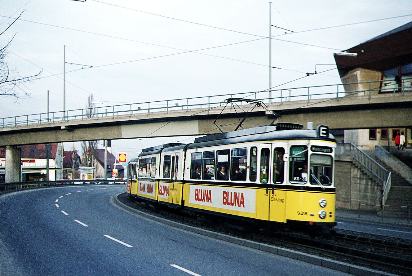 SSB Stuttgart__E-Wagen__DoT4 925 mit B2 als E-Wagen nach Möhringen auf der Oberen Weinsteige unterquert die Zahnradbahnbrücke. Wie hier zu sehen, wurden beim Zusammenbau von T2 zu DoT4 in den Jahren bei den meisten Fahrzeugen die Steckschild-Linenkästen beibehalten.__12-1974 