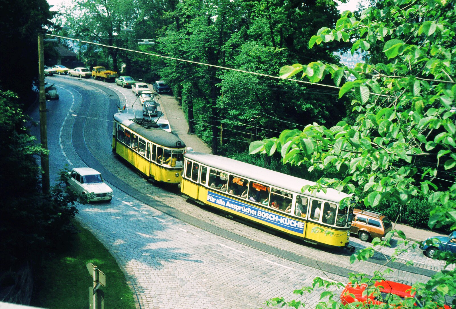 SSB Stuttgart__E-Wagen__T2+B2 als E-Wagen in der Bopser-Kurve kurz vor dem Übergng auf die Neue Weinsteige.__15-06-1974