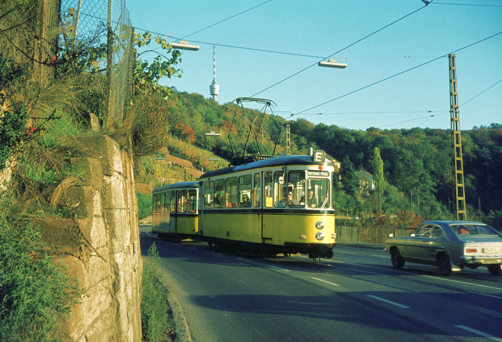 SSB Stuttgart__E-Wagen__T2+B2 als E-Wagen fahren an den alten Weinbergmauern entlang die Neue Weinsteige abwärts zur Innenstadt.__23-10-1974