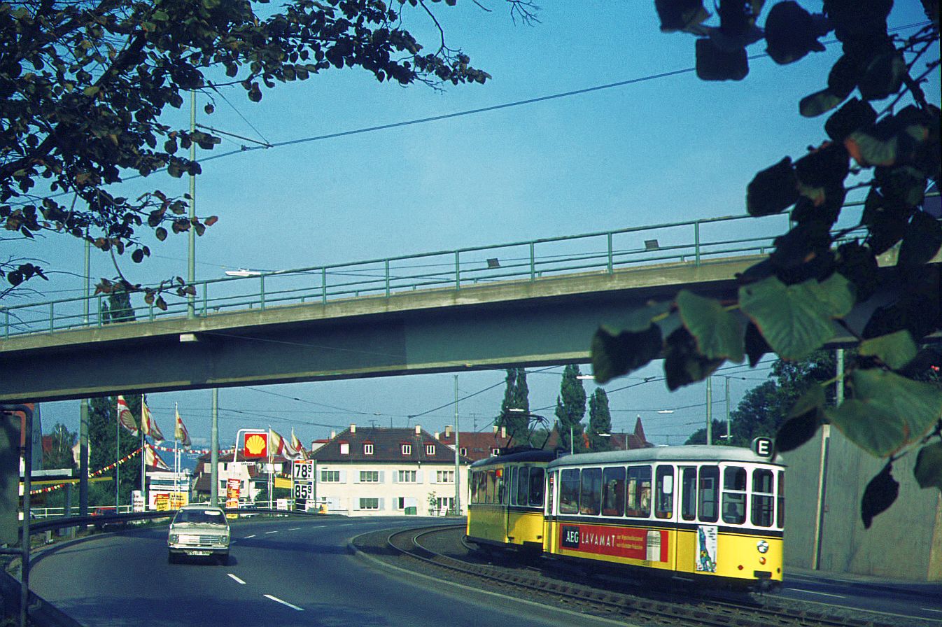 SSB Stuttgart__E-Wagen__T2+B2 E-Wagen-Zug auf der Oberen Weinsteige unterquert die Zahnradbahnbrücke talwärts fahrend.__21-09-1974 