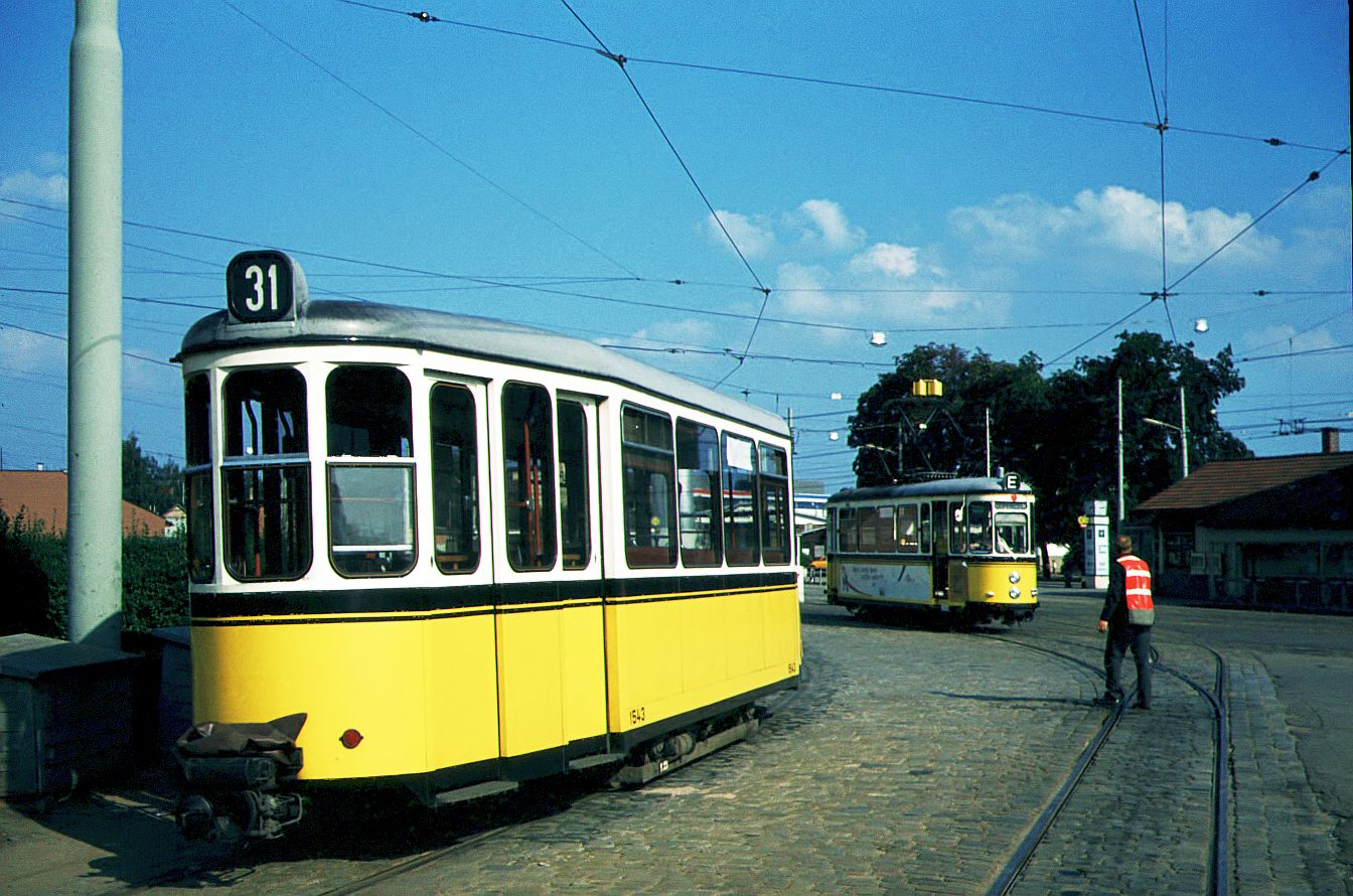 SSB Stuttgart__E-Wagen__Tw 762 als Rangier-Tw in der Wendeschleife am Bf S-Möhringen. Er wird sich dann aus der Schleife heraus rückwärts an den Bw 1543 der Linie 31 heranmachen um ihn zum Betriebshof nach Degerloch zu ziehen.__10-09-1975