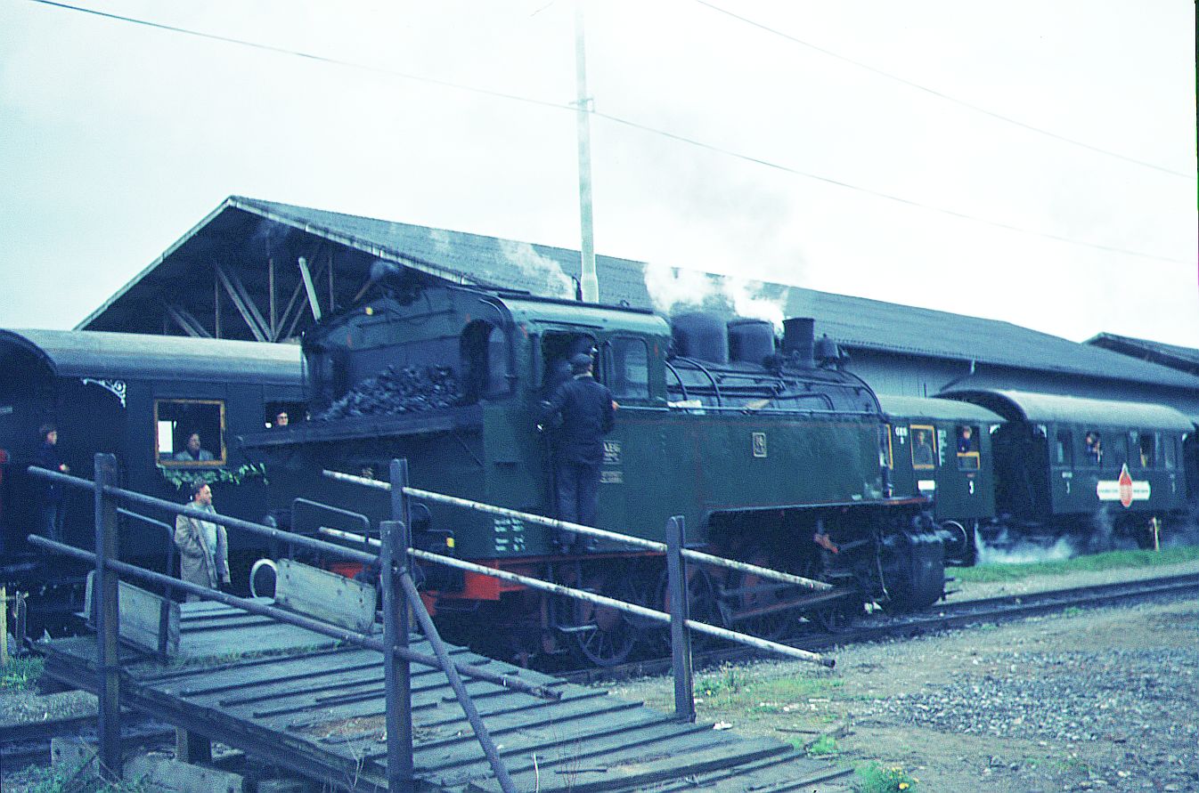 SSB Stuttgart_Filderbahn__Sonderzug der GES im Bf. Neuhausen.__03-05-1975