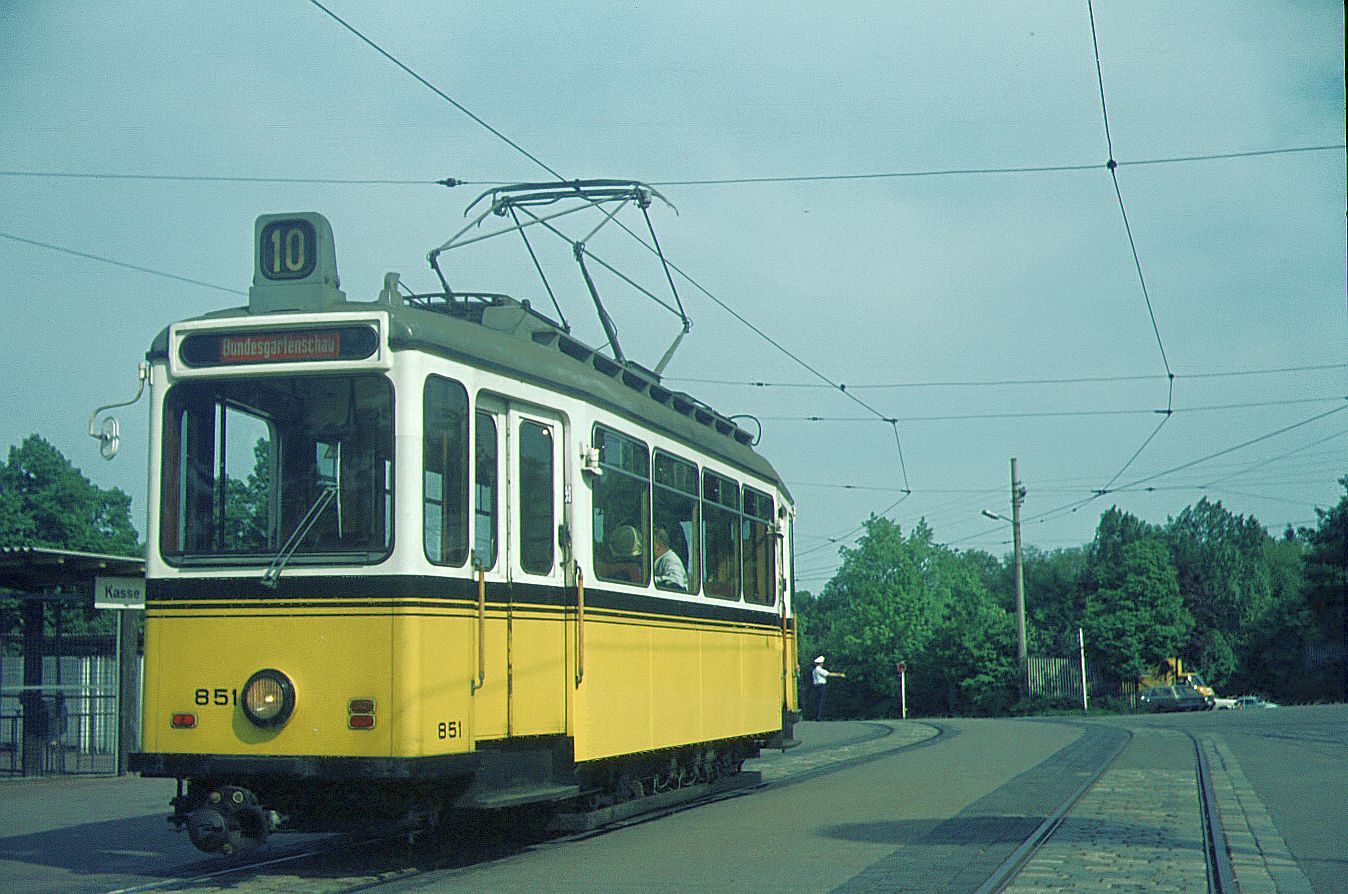 SSB Stuttgart__GS-Tw 851 auf Sonderfahrt an der Endstation 'Killesberg', wo 1939 die erste (Reichs-)Gartenschau stattfand. Die hierfür von Uerdingen und ME Esslingen gelieferten 24 Tw heißen bis heute  Gartenschau-Wagen (GS).__05-05-1973