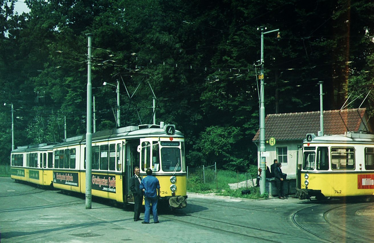 SSB Stuttgart__Liniennummern auf fremden Strecken. Zwei 4er, mit GT4 734 und 742, wegen der Umleitung in der Schleife vor dem Betriebshof 'Vogelrain' in Heslach. Das war schon außergewöhnlich.__30-07-1973