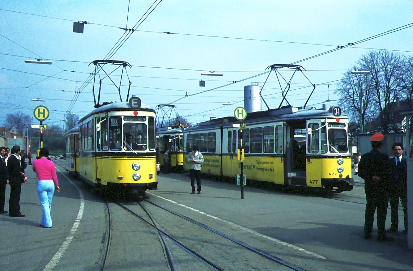 SSB Stuttgart__Rundfahrt der 'Verkehsfreunde Stuttgart e.V.' Degerloch-Möhringen-Plieningen-Ostheim-Killesberg-Westbhf. Tw 753 + Bw im Bf S-Möhringen neben GT4 477 auf Linie 31. Der Aufsichtsbeamte mit der roten Mütze steht wieder an seinem Platz neben der Abfertigungsbude. Noch gilt auf der Filderbahn die EBO, insbesondere für die Vollspur-Güterzüge der SSB mit Lok 1.__30-03-1974