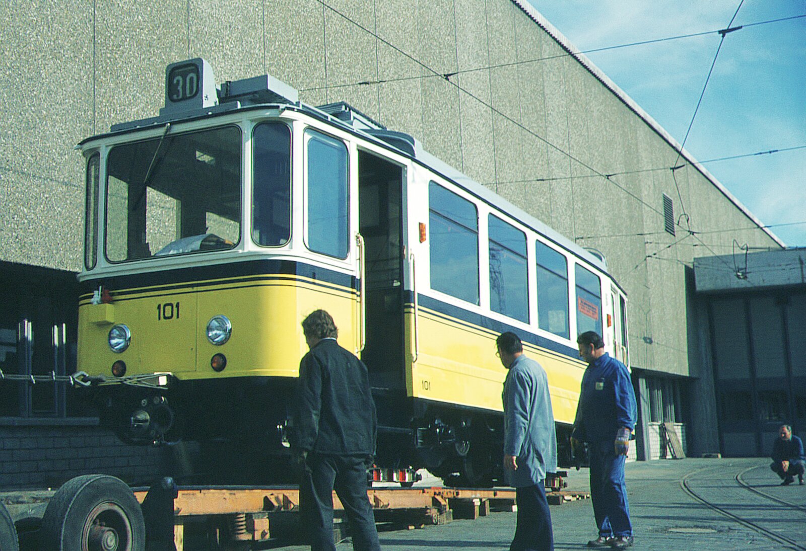 SSB Stuttgart__Zahnradbahn__Tw 101 wird neben der Hw in Möhringen auf den Culemeyer-Straßenroller verladen.__30-05-1975