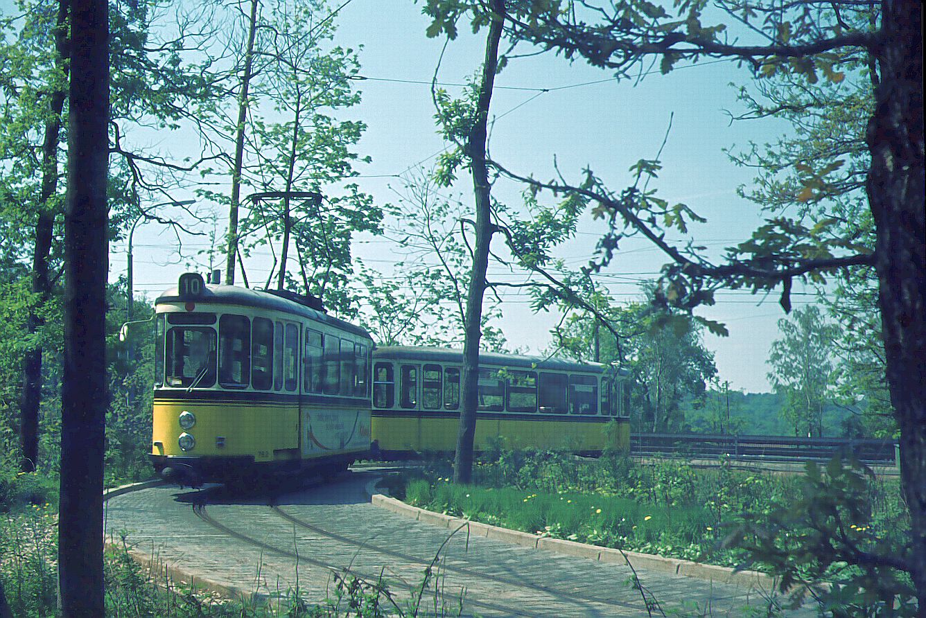 SSB Stuttgart__Zwei-Wagenzug der Linie 10 in der Zwischenschleife 'Geroksruh'.__13-05-1973

   