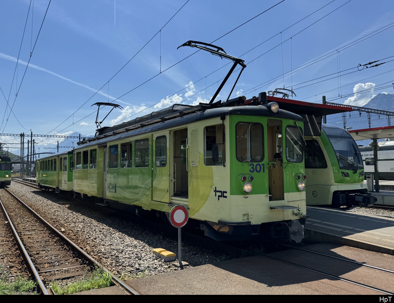 tpc / AL - Zahnradreibwagen BDeh 4/4  301 mit Steuerwagen Bt 352 im Bahnhof Aigle am 2024.08.11