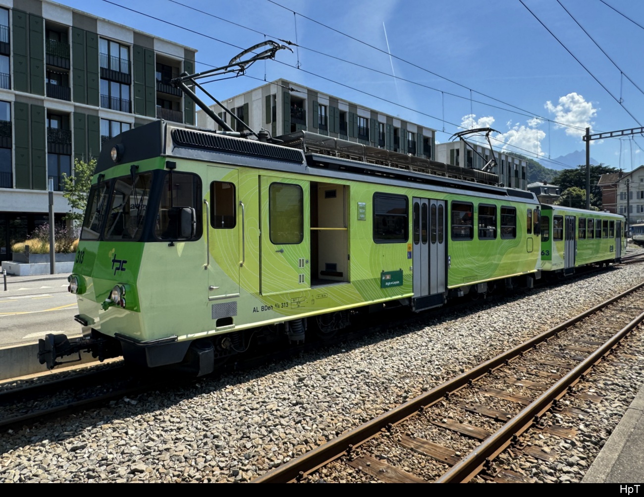 tpc / AL - Zahnradreibwagen BDeh 4/4  313 mit Steuerwagen Bt 363 im Bahnhof Aigle am 2024.08.11