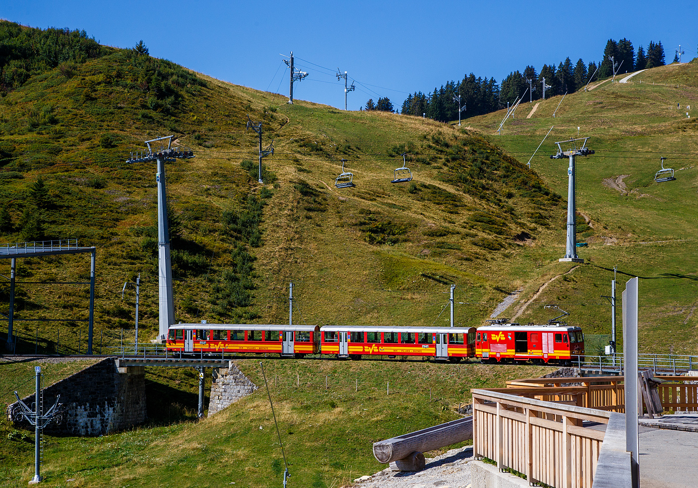 TPC 125 Jahre BVB! (Les TPC célèbrent les 125 ans du BVB!):
Der historische BVB (Bex–Villars–Bretaye-Bahn) Personenzug, bestehend aus dem Steuerwagen tpc BVB Bt 54, dem Personenwagen tpc BVB B 51 und der BVB HGe 4/4 32 „Villars“, verlässt am 10 September 2023 den Bergbahnhof Col-de-Bretaye (1.808 m ü. M.) und fährt nun wieder hinab nach Villars-sur-Ollon. 