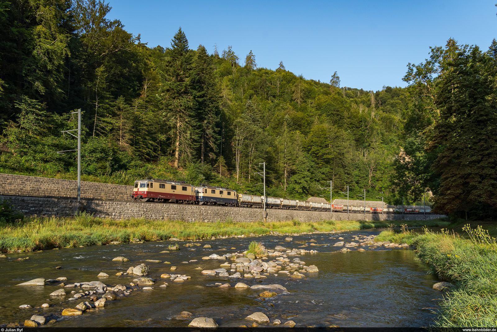 Transrail Re 421 393 & 387 / Sihlbrugg, 15. August 2024<br>
Aushubzug Sihlstollen Gattikon - Hüntwangen-Wil