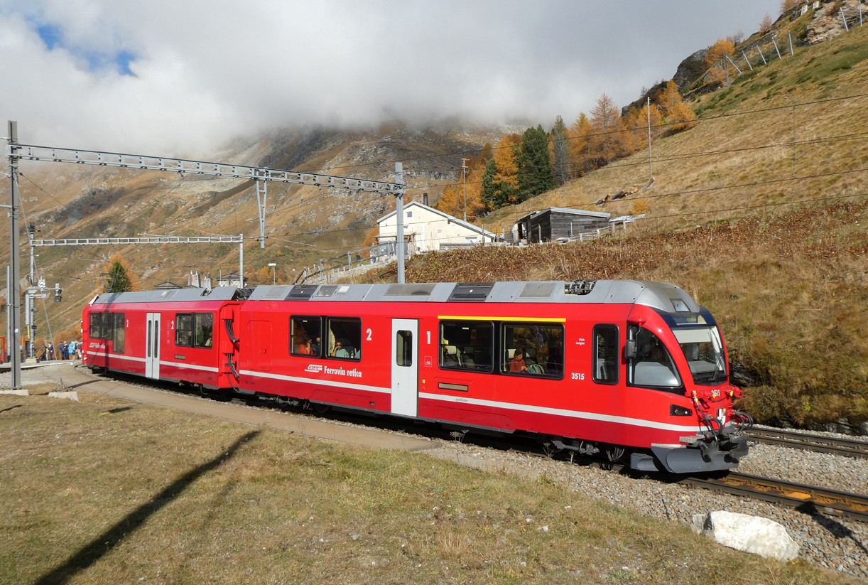 Triebzug 'Allegra' 3515 steht mit dem Regionalzug von St. Moritz nach Tirano im Bahnhof Alp Grüm (2091 müM). Alp Grüm, 22.10.2024