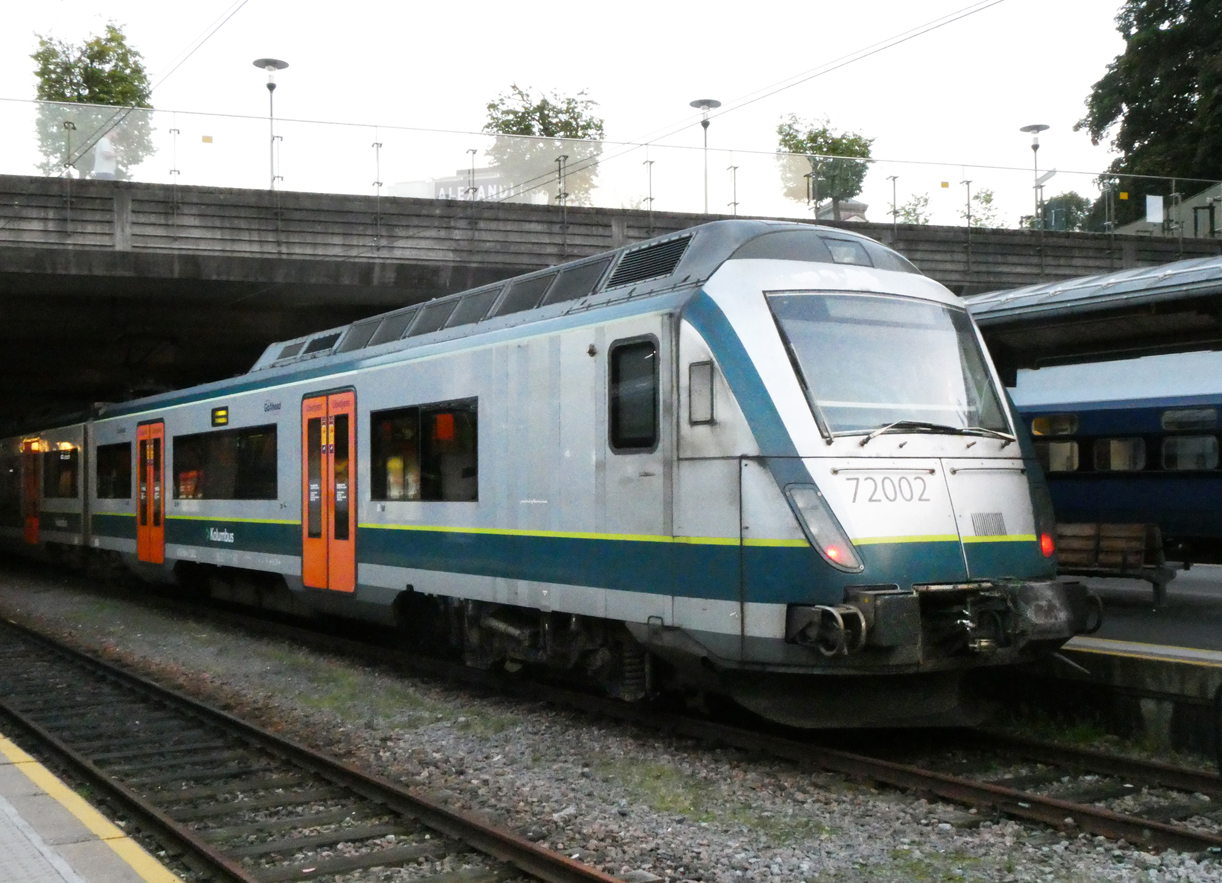 Triebzug Nr. 72002 wartet im Bahnhof Stavanger auf die Abfahrt. Stavanger, 6.9.2024