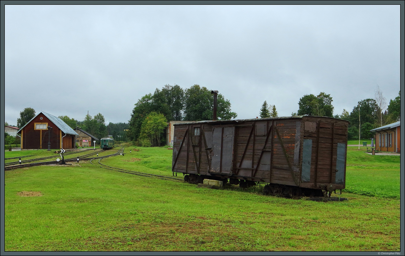 Überblick über den Bahnhof Alūksne am 31.08.2024, wo der Zug nach Gulbene bereitsteht. Im ehemaligen Güterschuppen befindet sich ein kleines Museum. 