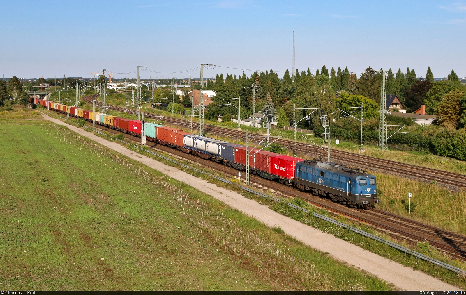 Übers Gegengleis geht dieser Containerzug mit 140 656-0. Von Magdeburg kommend, befindet er sich auf dem Foto an der nördlichen Einfahrt des Knotens Halle (Saale), über die auch die Europachaussee – der Fotostandort – führt.

🧰 ENON Gesellschaft mbH & Co. KG, eingesetzt bei der Eisenbahngesellschaft Potsdam mbH (EGP)
🕓 6.8.2024 | 18:15 Uhr